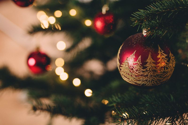 Everything You Need to Know About Choosing the Right Commercial Artificial Christmas Tree for Your Office Decorations